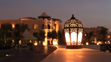 img-title Anjuran Makan Sahur pada Akhir Waktu Sesuai Sunnah Rasulullah SAW