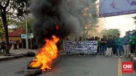Mahasiswa UIN Makassar Demo Tolak 3 Periode, Bakar Ban dan Tutup Jalan