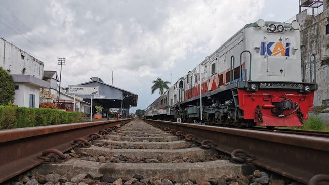 KA Pangrango yang melayani rute Bogor-Sukabumi kembali beroperasi setelah pembangunan jalur ganda dan revitalisaso stasiun selesai.