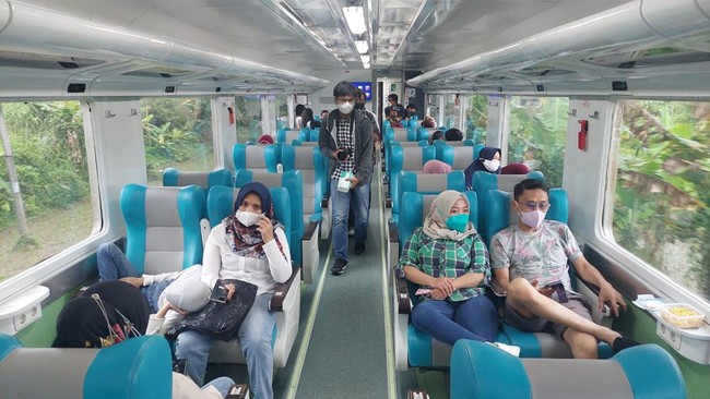 Perjalanan KA Pangrango Bogor-Sukabumi dibatalkan pada Jumat (30/6) karena terdampak longsor. Calon penumpang bisa ajukan pengembalian. 