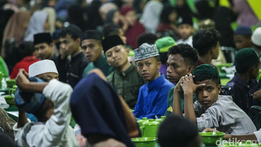 Pondok Pesantren Papua yang berada di Setu, Kabupaten Bekasi bertekad kuat mencetak Benih Cahaya Islam bagi warga di Timur Indonesia.