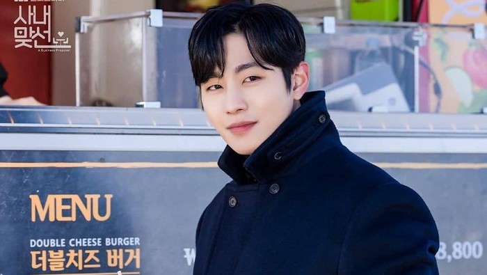 Bisa Buat Pasangan, Simak Tampilan Menawan Ahn Hyo Seop Pakai Busana Serba Hitam