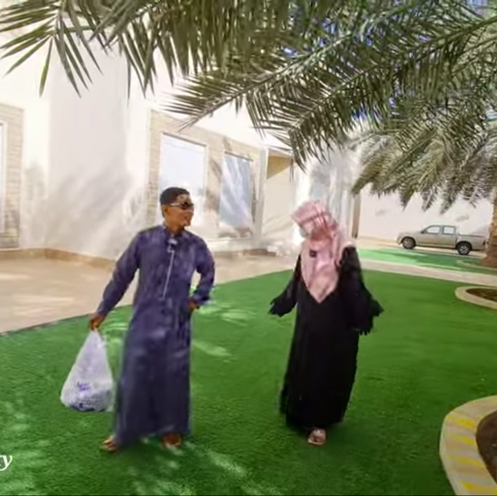 <p>Rumah yang berada satu lokasi dengan sang majikan itu juga terlihat asri dengan adanya pohon kurma yang besar. Ada pula rumput sintetis yang semakin mempercantik lingkungan. (Foto: YouTube fenny listiana)</p>