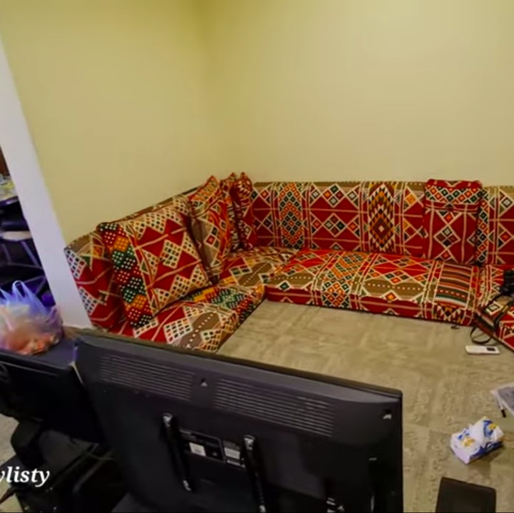 <p>Di dalam rumah sederhananya ini, Alwi menyediakan ruangan tersendiri untuknya mengedit video, Bunda. (Foto: YouTube fenny listiana)</p>