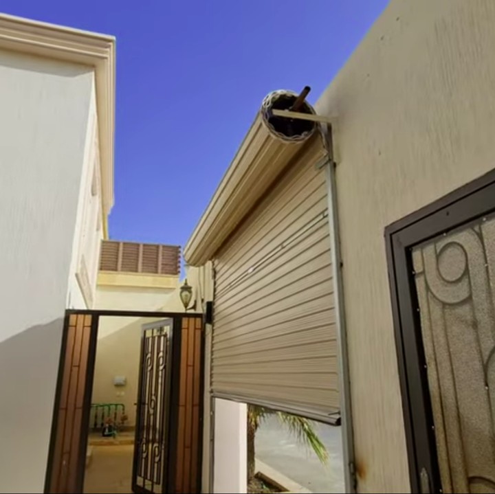 <p>Pintu gerbang tempat sang majikan bekerja juga sangat canggih nih, Bunda. Pintu akan terbuka secara otomatis tanpa bantuan orang lain. (Foto: YouTube fenny listiana)</p>