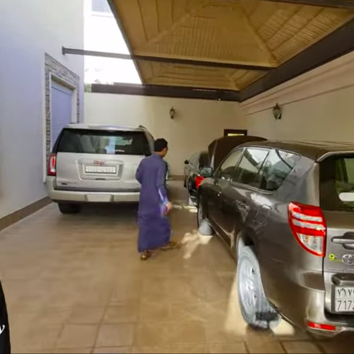 <p>Alwi memiliki tiga buah mobil. Meski begitu, ia mengaku sangat jarang memakai mobil-mobil ini. (Foto: YouTube fenny listiana)</p>