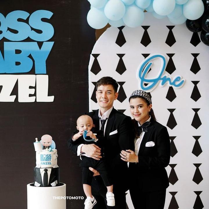 <p>Tak hanya Si Kecil, Audi Marissa dan Anthony Xie juga kompak mengenakan setelan jas seperti dalam film tersebut. (Foto: Instagram @audimarissa @anzelmaverick)</p>