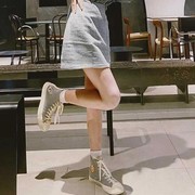 Unik dan Trendi, Ini Cara Padu Padan Converse dengan Rok  Supaya Tetap Terlihat Feminin