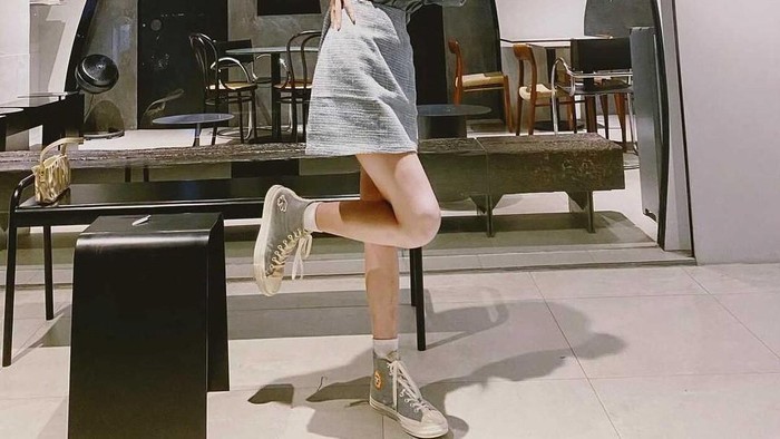Unik dan Trendi, Ini Cara Padu Padan Converse dengan Rok  Supaya Tetap Terlihat Feminin