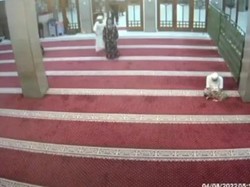 Detik-detik Wanita ODGJ Bawa Pisau Saat Masuk ke Masjid di Jaksel