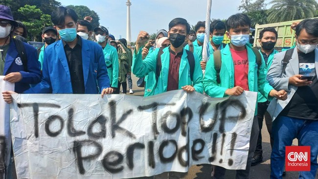 Massa Aliansi Mahasiswa Indonesia menggelar aksi simbolik 'Mimbar Keresahan Rakyat'. Salah satu isu yang diangkat soal kenaikan harga bahan pokok.
