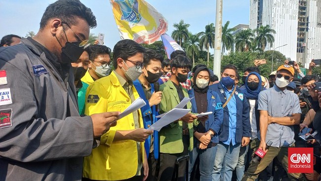 Mahasiswa yang tergabung dari beberapa Kampus itu meminta Jokowi untuk menyatakan secara tegas menolak penundaan Pemilu 2024.