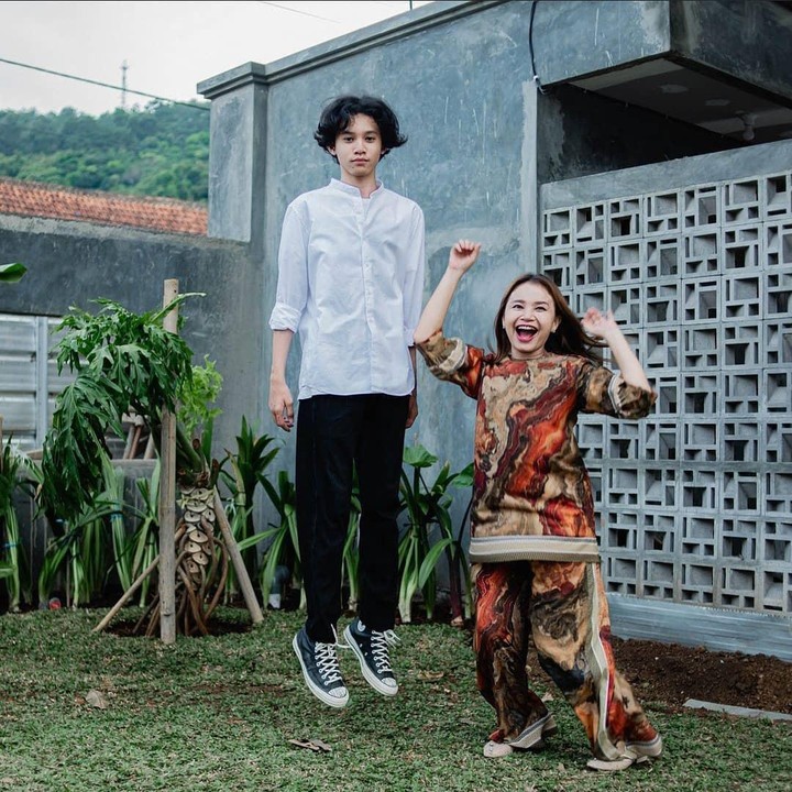 <p>Banyak yang bilang, Rizky memiliki paras yang tampan nih. Potret Rizky dan sang Bunda bahkan sering dibilang mirip kakak beradik. (Foto: Instagram @rizkovich)</p>