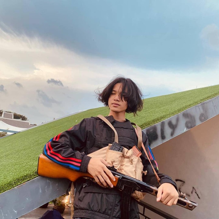 <p>Belakangan, Rizky Langit Ramadhan sering mengunggah momen dirinya yang hobi latihan menembak nih. Rizky juga kerap mengenakan seragam militer. (Foto: Instagram @rizkovich)</p>