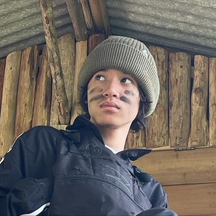 <p>Putra Rossa ini jarang terekspos media. Meski begitu, hobinya yang unik kerap menjadi sorotan netizen, Bunda. (Foto: Instagram @rizkovich)</p>