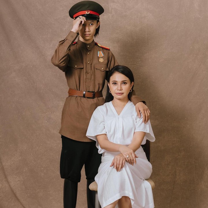 <p>Rizky juga sering mengunggah tulisan dengan Bahasa Rusia di setiap postingan fotonya. Salah satunya saat berfoto bersama sang Bunda dan mengucapkan selamat puasa Ramadan. (Foto: Instagram @rizkovich)</p>