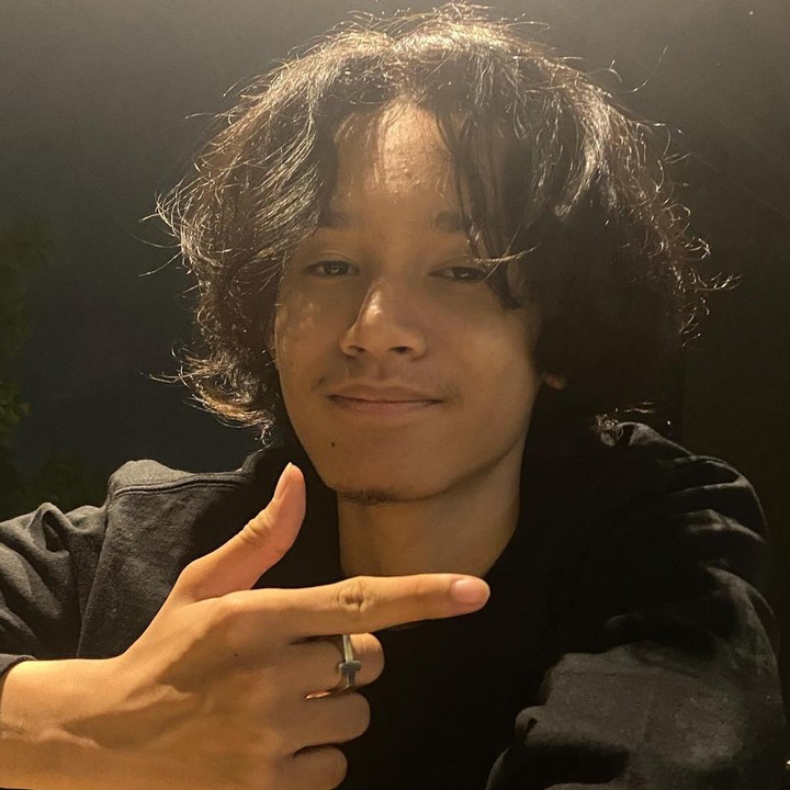 <p>Penampilan Rizky kini sudah terlihat lebih dewasa. Oktober mendatang, usainya akan menginjak 16 tahun, Bunda. (Foto: Instagram @rizkovich)</p>