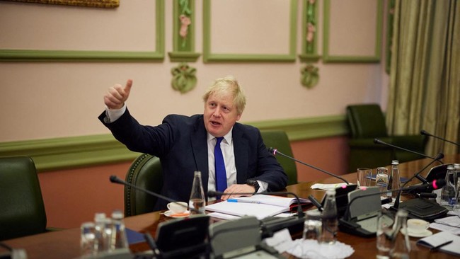 PM Inggris, Boris Johnson, mengumumkan bantuan kendaraan lapis baja dan rudal bagi Ukraina untuk melawan Rusia saat berkunjung ke Kyiv pada Sabtu (9/4).