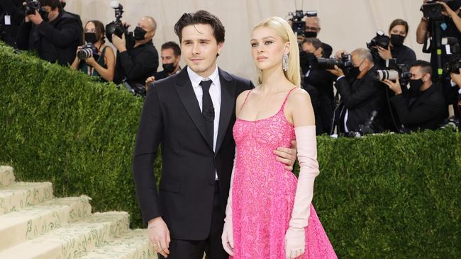 Dalam pesta pernikahannya bersama Brooklyn Beckham pada Sabtu (9/4) lalu, Nicola Peltz tampil dengan gaun pengantin klasik dari Valentino.