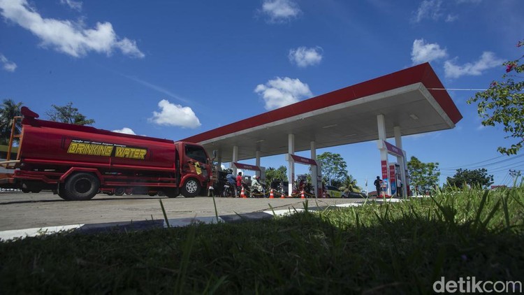 Sejumlah kendaraan mengantre di SPBU Bengkulu, Minggu (10/4/2022). Menteri ESDM Arifin Tasrif memastikan tidak ada lagi kelangkaan dan antrean panjang kendaraan, yang akan mengisi BBM di stasiun pengisian bahan bakar umum (SPBU).