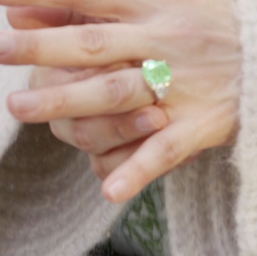 Ini Perbedaan Cincin Tunangan dan Cincin Kawin Serta Penempatannya