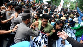 Tak Hanya di DPR, Demo Mahasiswa Juga Ada di Depan Istana Bogor