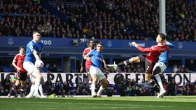 Banting HP Fans, Ronaldo Minta Maaf dan Undang Nonton Man Utd