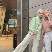 Tampil Fresh Saat Bukber dengan Gaya Hijab Berwarna Cerah