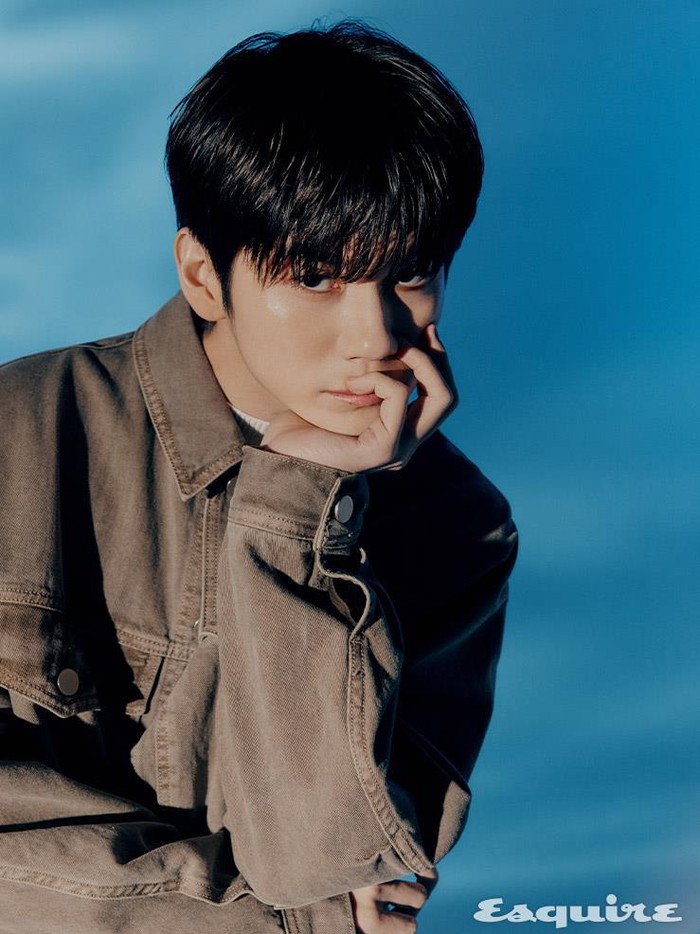 Idol sekaligus aktor yang berada di bawah naungan agensi Fantagio ini memulai kariernya di dunia entertainment sebagai model dan memutuskan untuk ikut survival show Produce 101 Season 2 di tahun 2017 lalu./ Foto: esquirekorea.co.kr