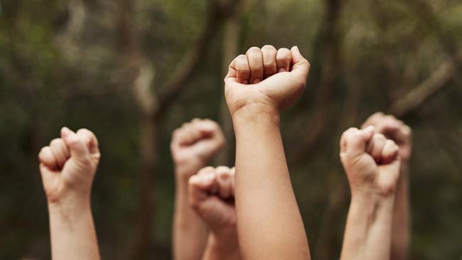 Konflik dapat muncul karena pertentangan atau benturan antara dua unsur masyarakat. Berikut proses terjadinya konflik di masyarakat dan cara menyelesaikannya.