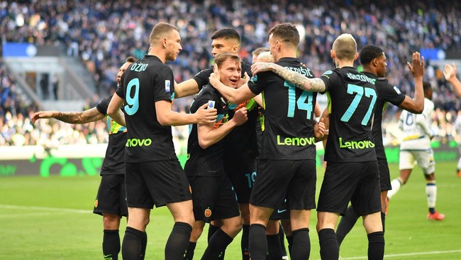 Inter Milan mendekati AC Milan dalam perburuan gelar Liga Italia usai mengalahkan Verona 2-0 di Giuseppe Meazza.