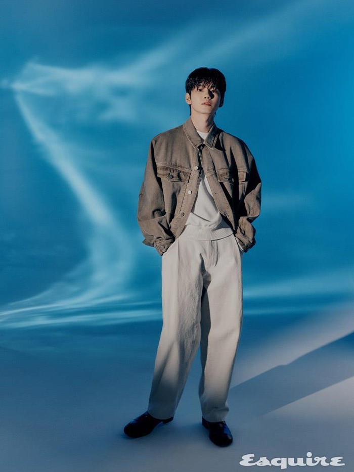 Menjadi artis yang dikenal serba bisa, Ong Seong Wu berhasil debut bersama Wanna One yang terkenal sebagai rookie monster saat debutnya. Pamor para member-nya pun tidak hilang bahkan setelah grupnya bubar./ Foto: esquirekorea.co.kr