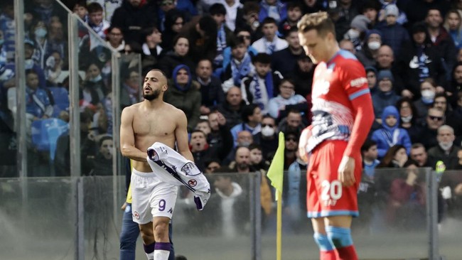 Napoli gagal naik ke puncak klasemen menggeser AC Milan setelah di luar dugaan takluk dari Fiorentina 2-3 dalam laga lanjutan Liga Italia.