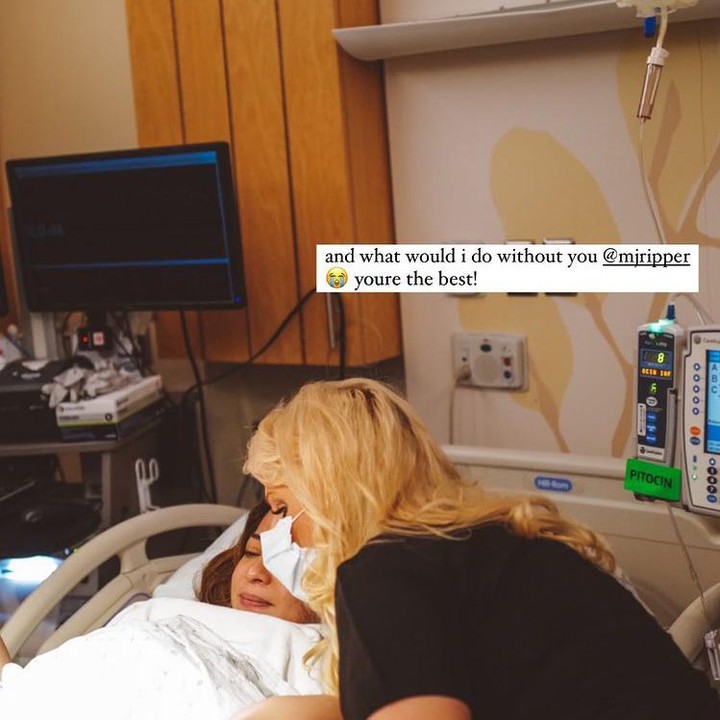<p>Proses persalinan Nikita juga dibantu perawat berpengalaman di rumat sakit lho. Perawat ini bernama Nurse Miranda. Nikita tampak mengunggah ucapan terima kasih untuk perawat yang sudah membantunya melahirkan ini. (Foto: Instagram @nikitawillyofficial94)</p>