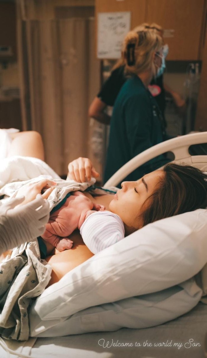 Perempuan yang dijuluki sebagai ratu sinetron ini melahirkan secara normal di Cedars-Sinai Medical Center, Los Angeles, Amerika Serikat. Ia berjuang selama kurang lebih 11 jam lamanya untuk persalinan ini. (Foto: Instagram.com/indpriw)
