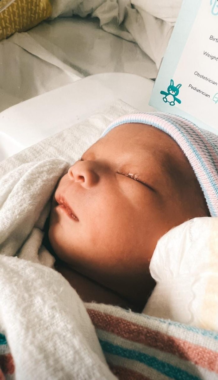 Nikita Willy melahirkan anak pertama berjenis kelamin laki-laki, dengan berat 3,25 kg. Melalui laman Instagram pribadinya, Indra Priawan mengumumkan nama putranya, yakni Issa Xander Djokosoetono. (Foto: Instagram.com/indpriw)