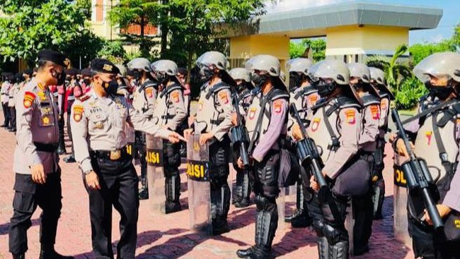 Personel Polda Banten yang bertugas siaga mengawal demonstrasi 11 April, Senin besok, wajib sadar kamera dan mendokumentasikan perbuatan positif mereka.