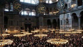 FOTO: Lantunan Khusyuk Doa Muslim Ramadan Pertama di Hagia Sophia
