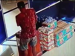 Pamit Beli Rokok, Napi Lapas Pamekasan Terekam CCTV Mencoba Curi Kotak Amal