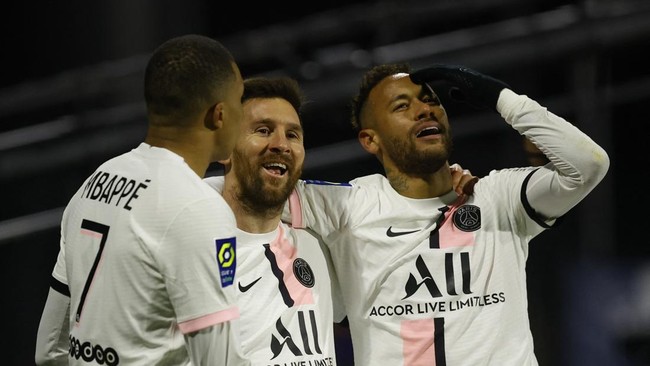Kylian Mbappe dilaporkan tidak senang karena Lionel Messi dekat dengan Neymar di Paris Saint-Germain (PSG).