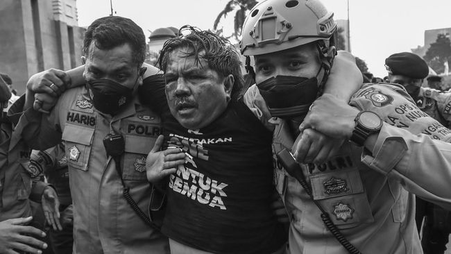 Kamerawan Ade Armando Ungkap Kronologi Pengeroyokan di DPR