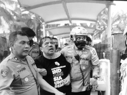 Detik-detik Ade Armando Babak Belur Dipukuli di Depan DPR