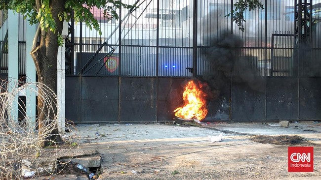 Demonstrasi mahasiswa protes Jokowi di Makassar ricuh. Polisi tembakkan gas air mata usai massa lempari batu ke Gedung DPRD Sulsel.