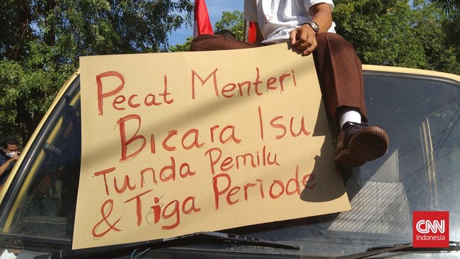 Mahasiswa yang tergabung dalam LMND Bali mendesak Presiden Jokowi memecat menteri yang bicara wacana penundaan Pemilu 2024 dan perpanjangan jabatan presiden.