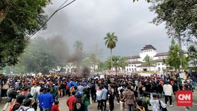 Mahasiswa Bakar Ban Depan Gedung Sate Bandung, Asap Hitam Membubung