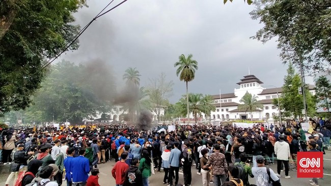 Asap hitam membubung tinggi diiringi teriakan aspirasi mahasiswa yang menolak perpanjangan masa jabatan Presiden Jokowi.