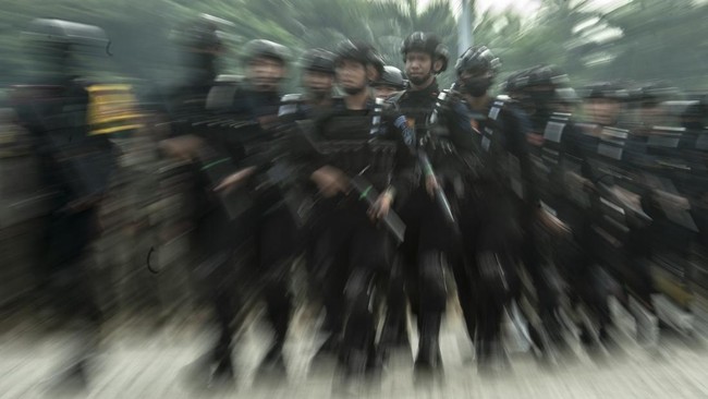 Tiga anggota Brimob Polda Sulsel yang dipecat, antara lain Brigpol Ruslan, Brigpol Freski Sahala, dan Bripda Arya Fitrah Prawira.