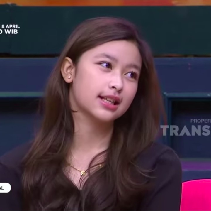 <p>Usai menikah dengan Sultan Djorghi pada tahun 2007, Annisa Trihapsari dikaruniai seorang anak perempuan bernama Aquene Aziz Djorghi. (Foto: YouTube TRANS TV Official)</p>