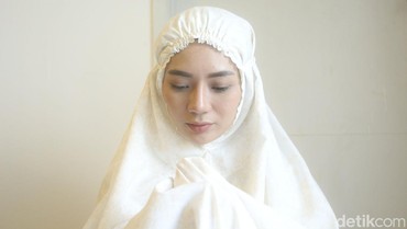 img-title Putuskan Mualaf, Berlliana Lovell Ngaku Masih Kesulitan Ibadah Salat