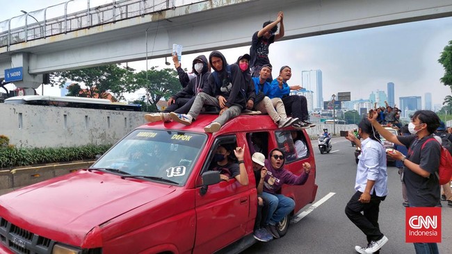 Dandi sempat digeledah polisi, tetapi tak menyurutkan niatnya untuk ikut aksi demo dan menyuarakan keluhan orang tuanya yang hanya berdagang gorengan.